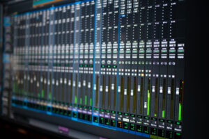 Sala regia attrezzata per mix e mastering a Torino – studio professionale